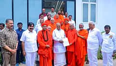 ಸಿಎಂ ಸಿದ್ದರಾಮಯ್ಯ ಬೆಂಬಲಕ್ಕೆ ಹಿಂದುಳಿದ, ದಲಿತ ಸ್ವಾಮೀಜಿಗಳು: ರಾಜ್ಯಪಾಲರ ನಡೆಗೆ ಖಂಡನೆ